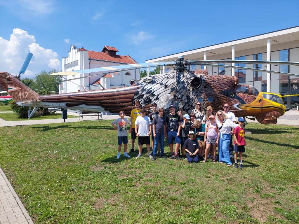 Skoki ze spadochronem, lot śmigłowcem, wizyta w prawdziwej bazie wojskowej!Oto wycieczka!