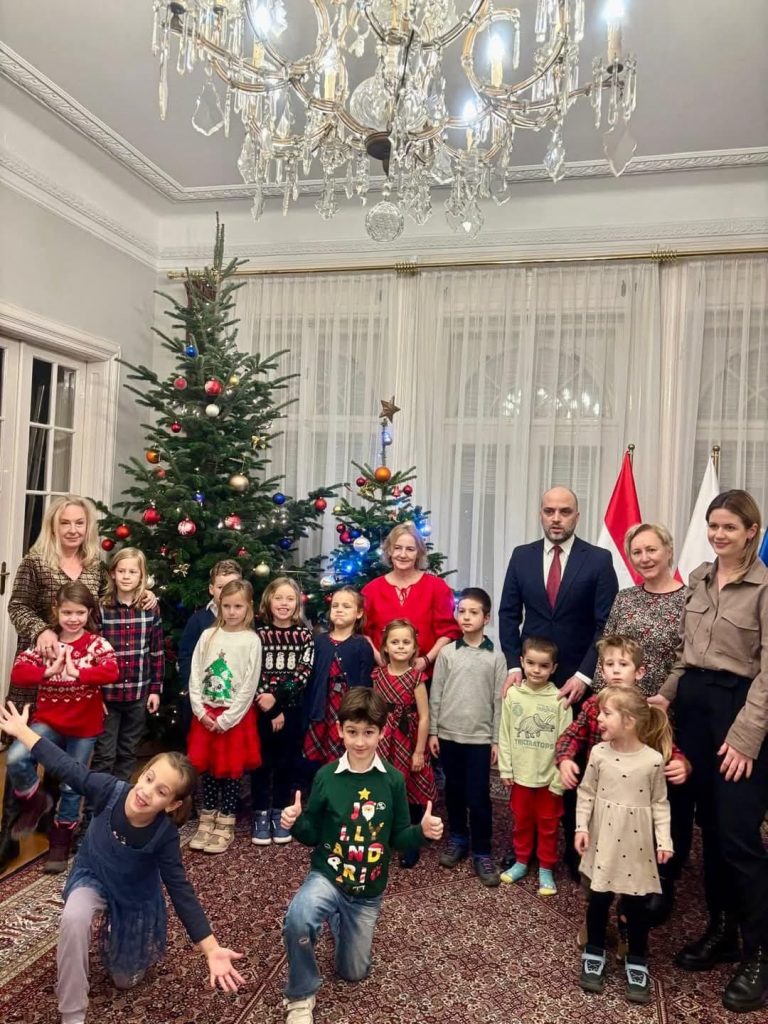 Dekorujemy choinkę w ambasadzie RP w Budapeszcie