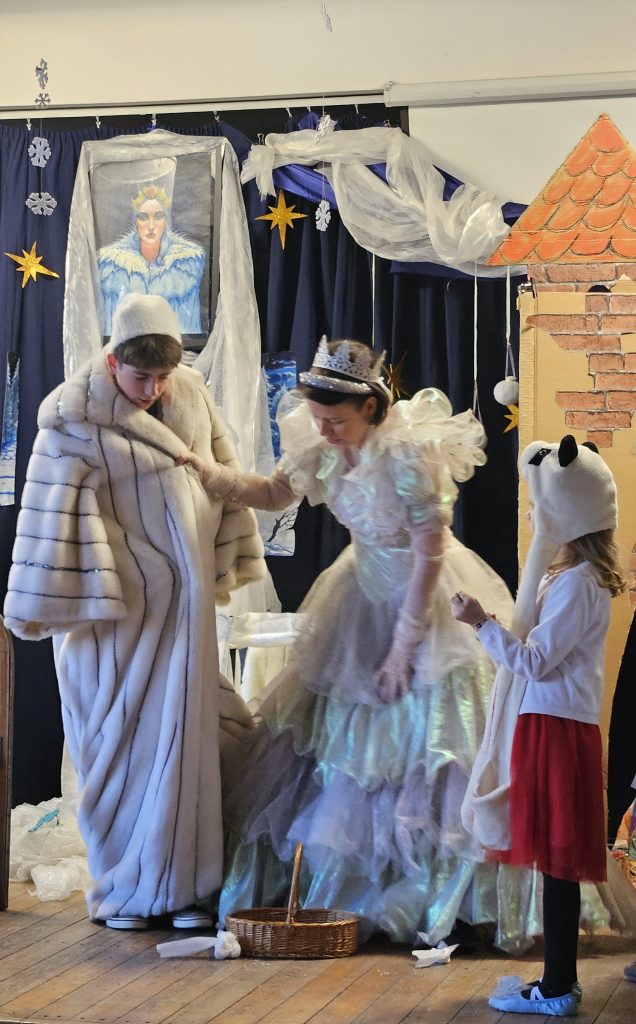 Spektakl ” Królowa Śniegu” Hansa Christiana Andersena w naszej szkole!