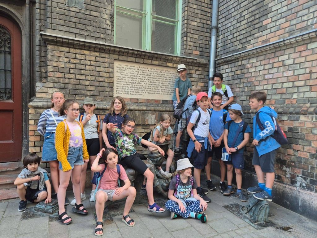 Kiedy starsi uczniowie stają się przewodnikami młodszych…