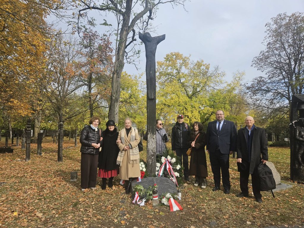 Wieczna Przyjaźń Polsko-Węgierska: Nasza Szkoła Pamięta o Rewolucji 1956! W tym roku obchodzimy 69. rocznicę wybuchu Rewolucji Węgierskiej 1956 roku.